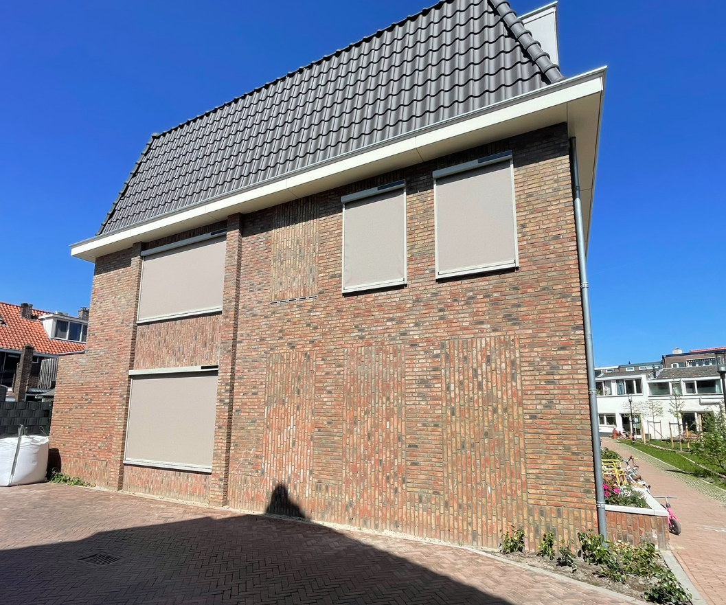 Sunny Zonwering zip-screens op een woning in Noord-Holland